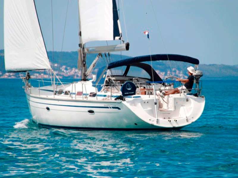 Alquiler de velero bavaria 46 con patrón en Barcelona