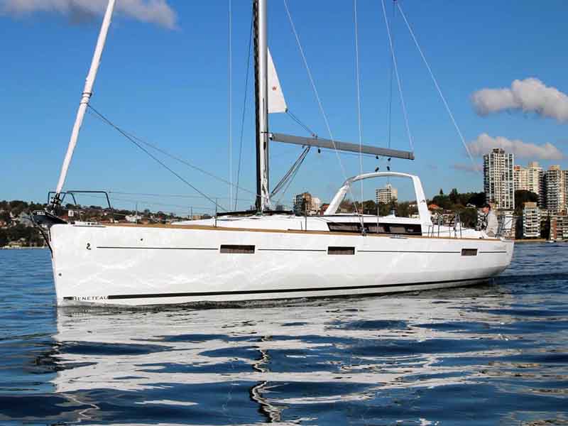 Alquiler de velero Beneteau Oceanis 45 en Ibiza y Barcelona