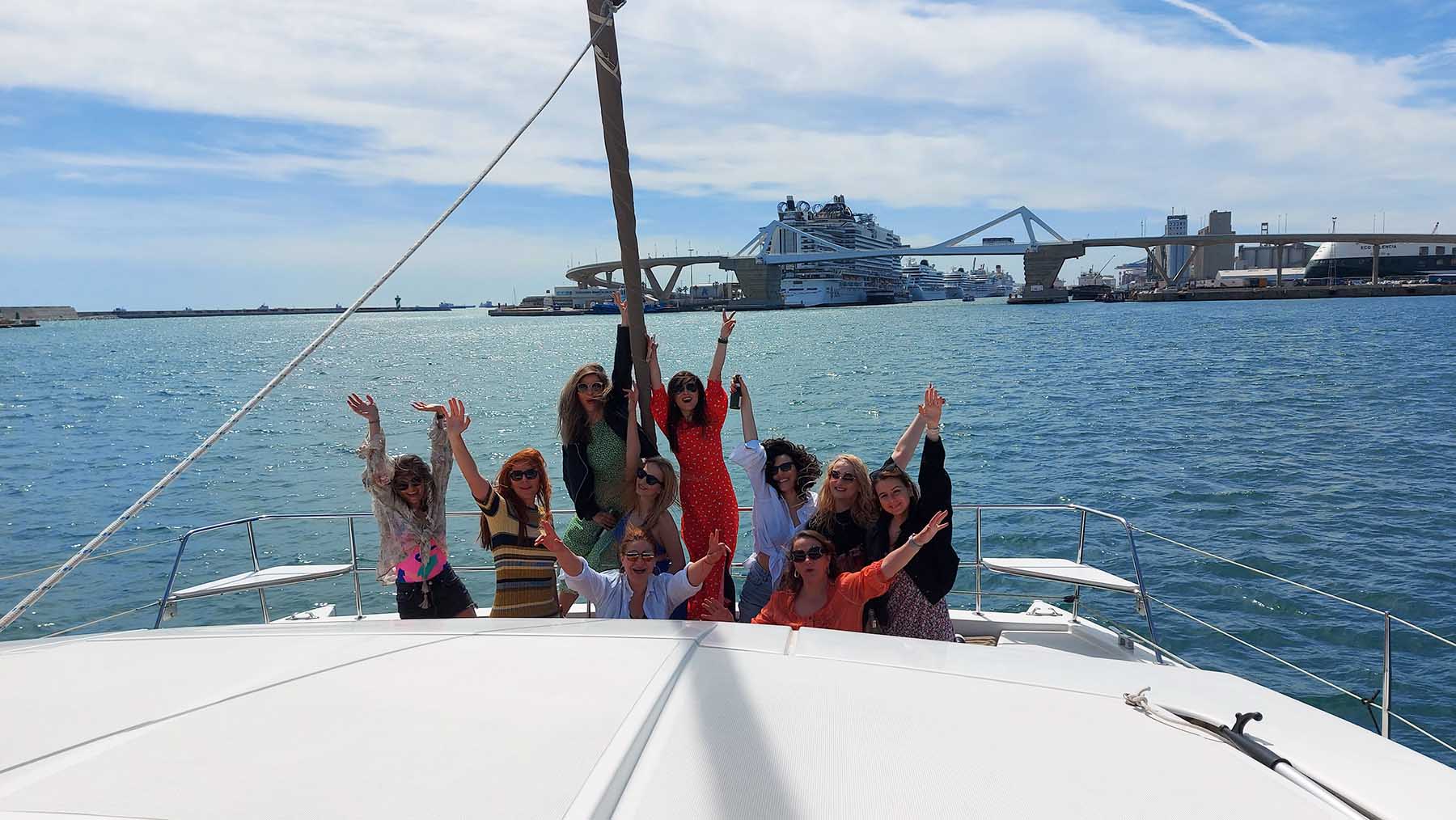 Viajes en barco por Barcelona. Fotografía de un grupo de amigos disfrutando de en un barco