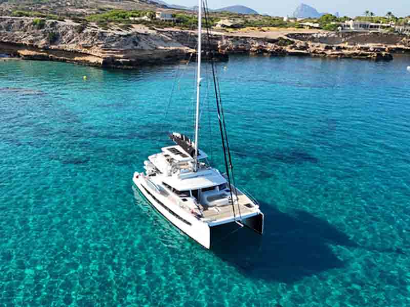 catamaran bali 5.4 en alquiler en ibiza